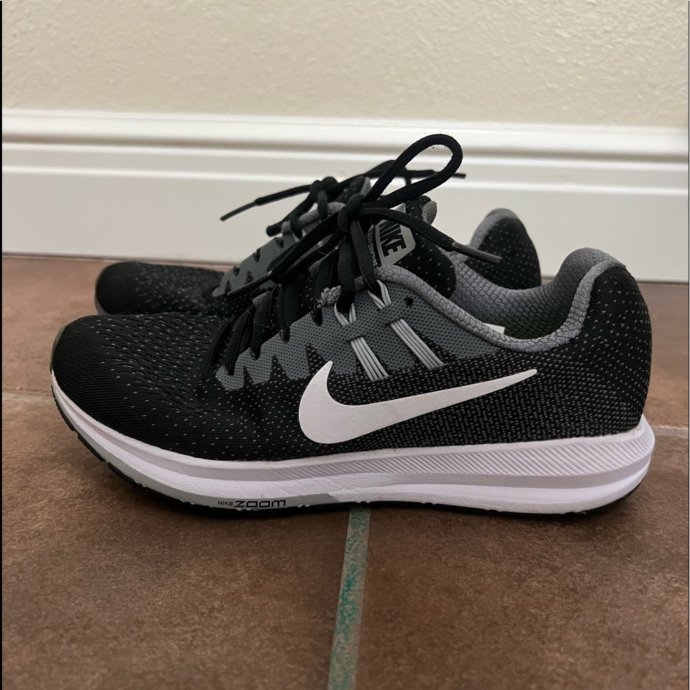 Women’s Nike Zoom Shoes Size 6